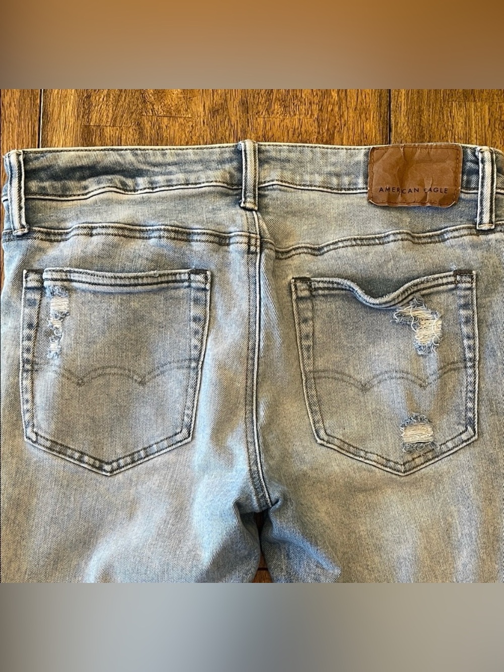 Men's AEO Light Wash Relaxed Jeans - Picture 12 of 14